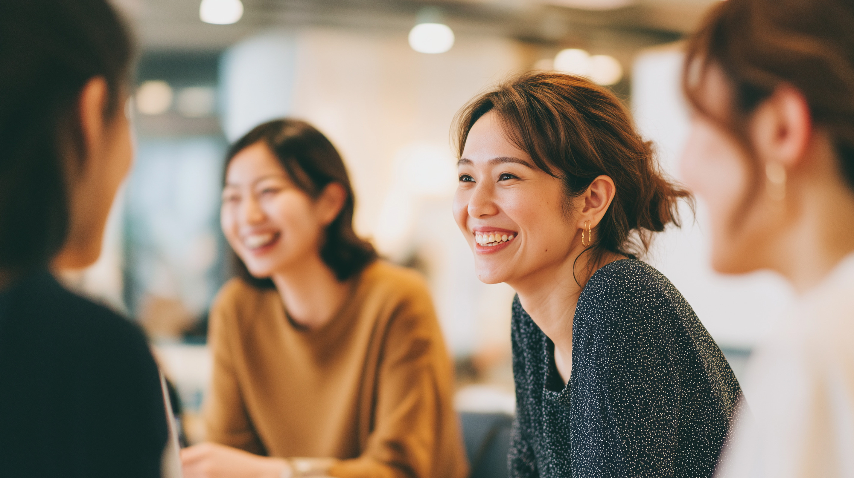 同僚と自然に笑い合う社員の表情