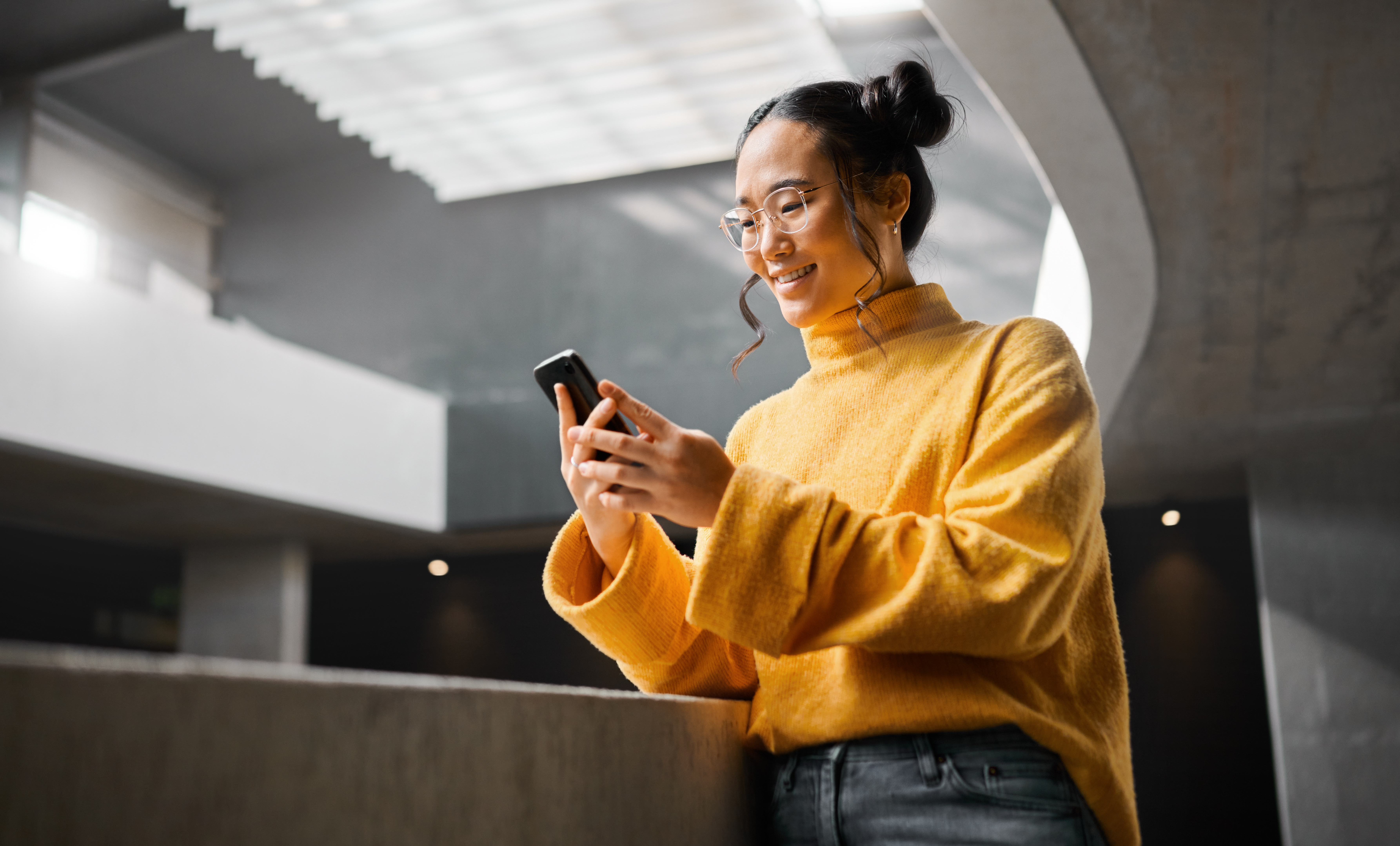スマートフォンで届いたコンテンツに、自然と笑顔になる様子